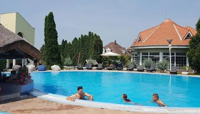 Mediterran With Pool דירה שיופוק